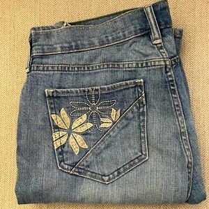 Old Navy women’s size 6 boot cut The Sweatheart light wash jean